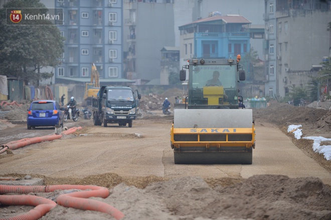 Công trình ngổn ngang tại con đường dài 1,3km treo gần 20 năm giữa Thủ đô khiến người dân khó chịu khi đi qua - Ảnh 10.