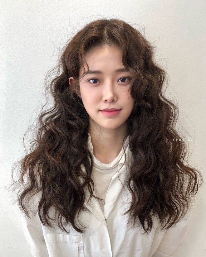 Lần đầu uốn tóc xoăn tít khó nhằn đã gây sốt, Jisoo còn tạo trend tóc hot hit cho 2021 luôn - Ảnh 4. Lần đầu uốn tóc xoăn tít khó nhằn đã gây sốt, Jisoo còn tạo trend tóc hot hit cho 2021 luôn - Ảnh 4.