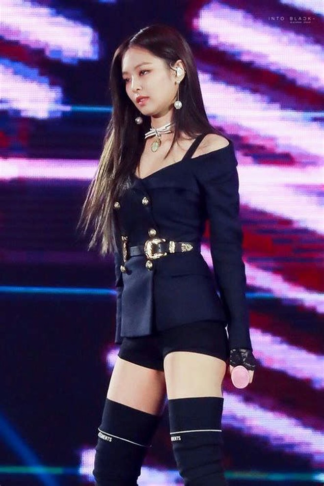 Chịu không nổi vì loạt ảnh cận màn "bức tử" vòng 1 tràn lên cả cổ của Jennie (BLACKPINK), fan đã quen cũng phải choáng váng - Ảnh 11. Chịu không nổi vì loạt ảnh cận màn "bức tử" vòng 1 tràn lên cả cổ của Jennie (BLACKPINK), fan đã quen cũng phải choáng váng - Ảnh 11.