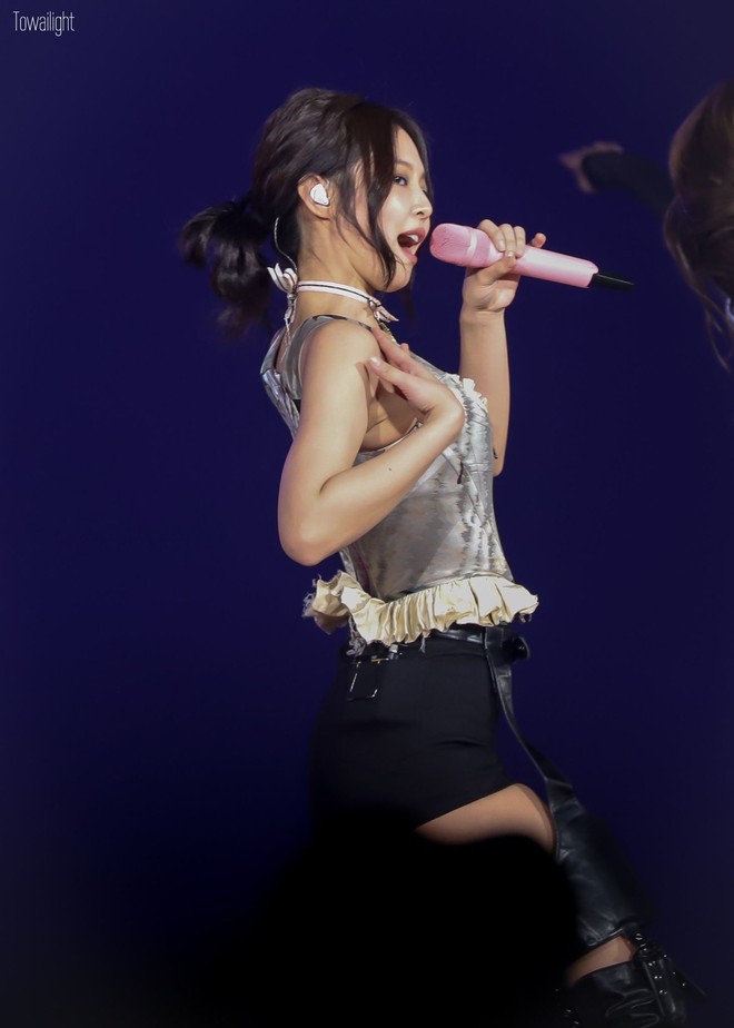 Chịu không nổi vì loạt ảnh cận màn "bức tử" vòng 1 tràn lên cả cổ của Jennie (BLACKPINK), fan đã quen cũng phải choáng váng - Ảnh 9. Chịu không nổi vì loạt ảnh cận màn "bức tử" vòng 1 tràn lên cả cổ của Jennie (BLACKPINK), fan đã quen cũng phải choáng váng - Ảnh 9.