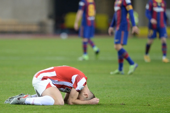 Đồng đội Messi ôm mặt giấu nỗi buồn, cầu thủ Bilbao hoá trang thành ngư dân sau chung kết Siêu Cúp Tây Ban Nha - Ảnh 1.