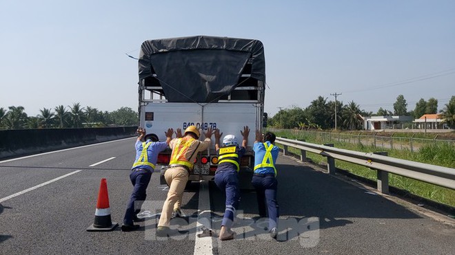 T&agrave;i xế dừng xe tr&ecirc;n cao tốc TP.HCM - Trung Lương để... ngủ - Ảnh 1.