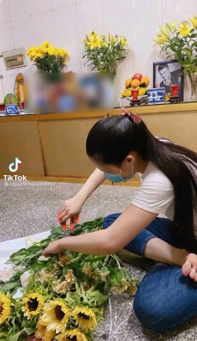 Vợ cố ca sĩ Vân Quang Long đã lộ diện sau drama đấu tố, lặng lẽ đến cắm hoa ở nơi thờ phụng chồng - Ảnh 3.