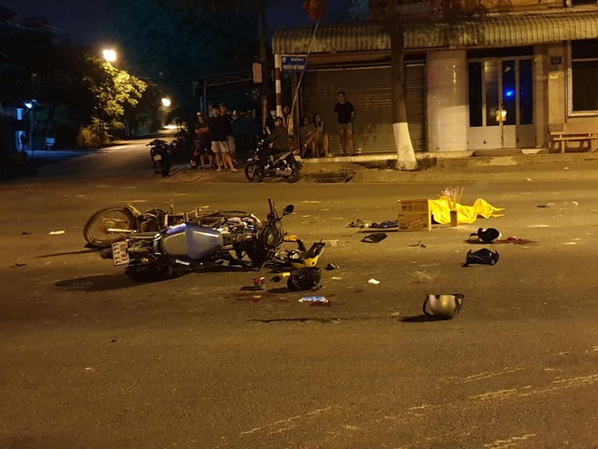Bình Dương: Xe máy vượt đèn đỏ tông xe máy khác, 2 người chết, 3 người bị thương - Ảnh 2. Bình Dương: Xe máy vượt đèn đỏ tông xe máy khác, 2 người chết, 3 người bị thương - Ảnh 2.