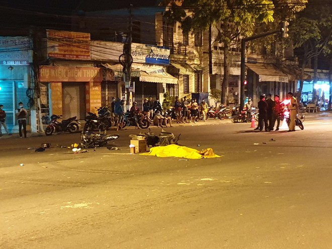Bình Dương: Xe máy vượt đèn đỏ tông xe máy khác, 2 người chết, 3 người bị thương - Ảnh 2. Bình Dương: Xe máy vượt đèn đỏ tông xe máy khác, 2 người chết, 3 người bị thương - Ảnh 2.
