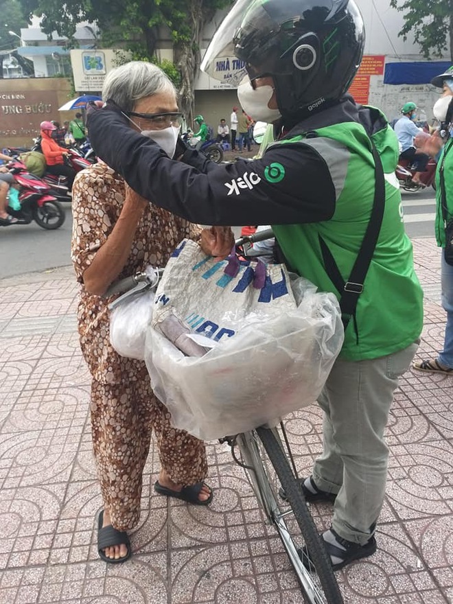 Th&agrave;nh vi&ecirc;n nh&oacute;m &Aacute;nh S&aacute;ng Từ T&acirc;m: Người ta kh&ocirc;ng tin chạy xe &ocirc;m c&oacute; tiền l&agrave;m từ thiện - Ảnh 1.