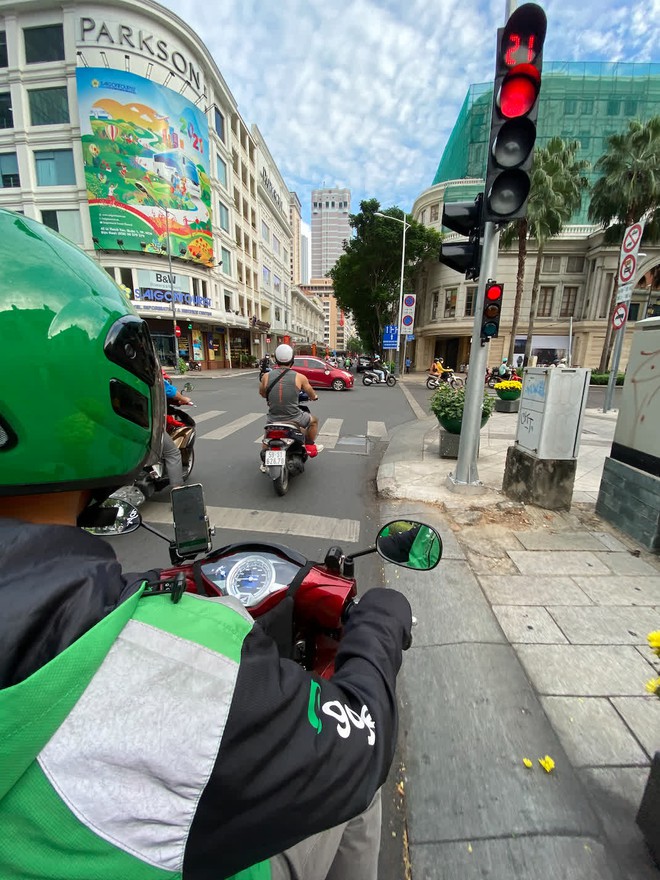 Th&agrave;nh vi&ecirc;n nh&oacute;m &Aacute;nh S&aacute;ng Từ T&acirc;m: Người ta kh&ocirc;ng tin chạy xe &ocirc;m c&oacute; tiền l&agrave;m từ thiện - Ảnh 4.