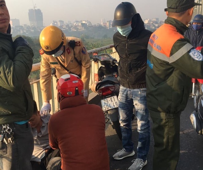 Buồn ch&aacute;n chuyện t&igrave;nh cảm, nam thanh ni&ecirc;n 26 tuổi định nhảy cầu Chương Dương tự tử - Ảnh 1.