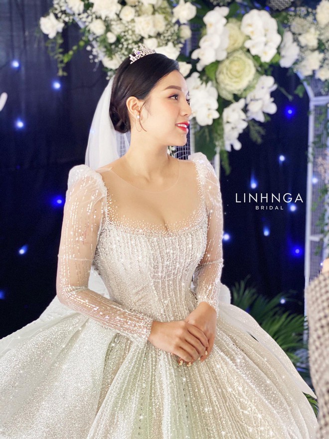 Cận cảnh váy cưới đính 10000 viên pha lê bạc của hot girl Khánh Vy  vợ  Phan Mạnh Quỳnh