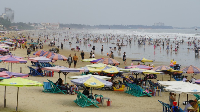 Biển Vũng T&agrave;u đ&ocirc;ng đ&uacute;c du kh&aacute;ch ng&agrave;y đầu năm mới 2021 - Ảnh 1.