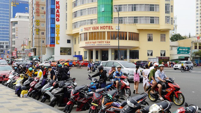 Biển Vũng T&agrave;u đ&ocirc;ng đ&uacute;c du kh&aacute;ch ng&agrave;y đầu năm mới 2021 - Ảnh 2.
