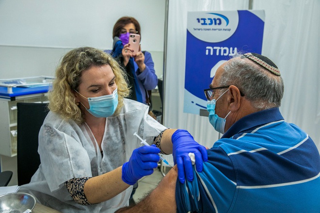H&agrave;ng trăm người d&acirc;n Israel mắc COVID-19 d&ugrave; đ&atilde; ti&ecirc;m vaccine - Ảnh 1.