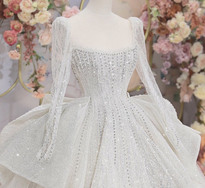 Vợ Bùi Tiến Dũng diện 2 chiếc váy cưới có giá 300 triệu đồng