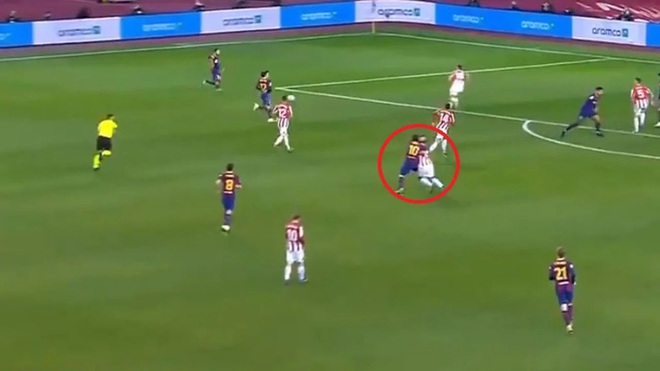 Ngoài tấm thẻ đỏ, góc máy mới cho thấy Messi tung nắm đấm với một cầu thủ khác của Bilbao - Ảnh 2.