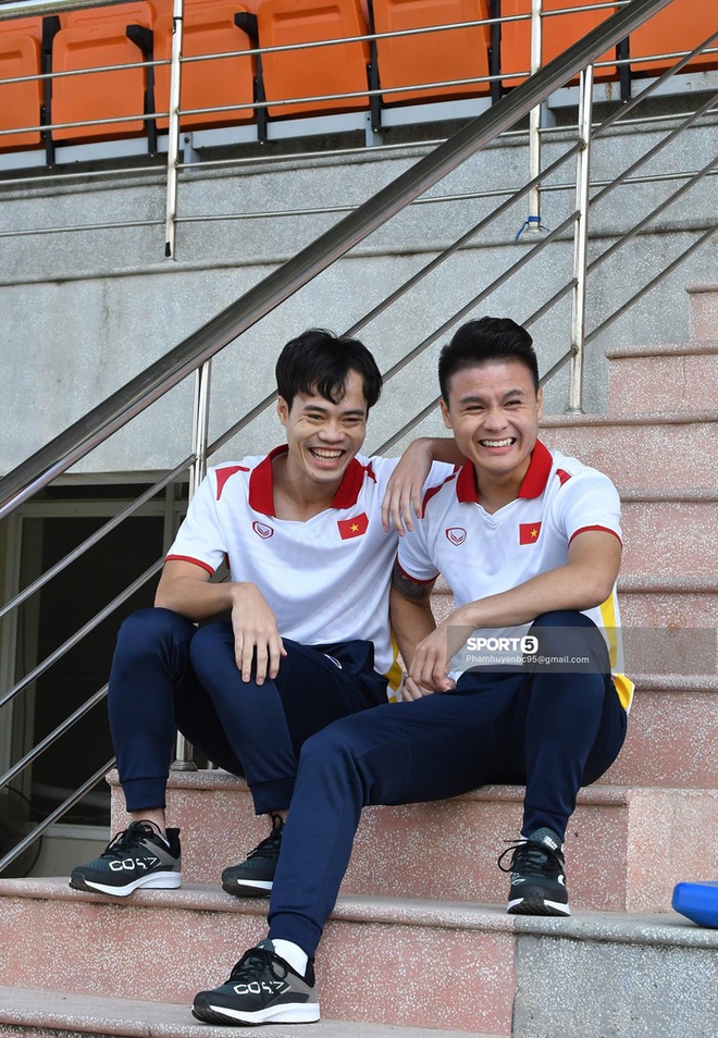 Văn Toàn và Quang Hải đóng vai diễn viên hài trong buổi chụp hình áo đấu mới của ĐTQG - Ảnh 2.