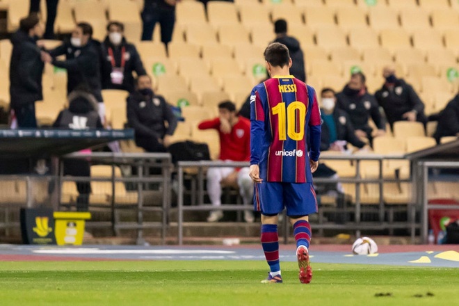 Ngoài tấm thẻ đỏ, góc máy mới cho thấy Messi tung nắm đấm với một cầu thủ khác của Bilbao - Ảnh 3.