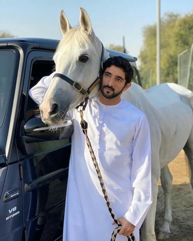Th&aacute;i tử đẹp nhất Dubai g&acirc;y b&atilde;o MXH khi đạp xe chạy đua với chim đ&agrave; điểu khổng lồ, kết quả l&agrave; người t&aacute;m lạng, kẻ nửa c&acirc;n - Ảnh 4.