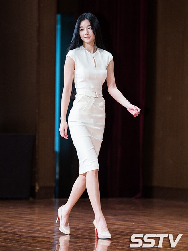 Dàn nữ thần Kbiz nổi tiếng vì... trời sinh ra đã béo không nổi: Lisa xứng danh "thánh body" nhưng vẫn chưa bằng eo nhỏ kỷ lục của Seo Ye Ji - Ảnh 11. Dàn nữ thần Kbiz nổi tiếng vì... trời sinh ra đã béo không nổi: Lisa xứng danh "thánh body" nhưng vẫn chưa bằng eo nhỏ kỷ lục của Seo Ye Ji - Ảnh 11.