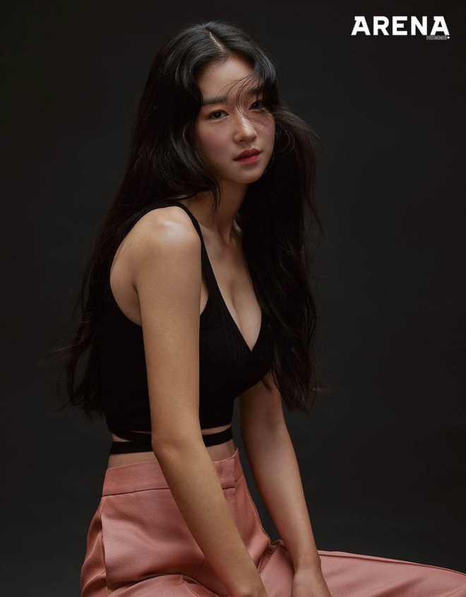 Dàn nữ thần Kbiz nổi tiếng vì... trời sinh ra đã béo không nổi: Lisa xứng danh "thánh body" nhưng vẫn chưa bằng eo nhỏ kỷ lục của Seo Ye Ji - Ảnh 9. Dàn nữ thần Kbiz nổi tiếng vì... trời sinh ra đã béo không nổi: Lisa xứng danh "thánh body" nhưng vẫn chưa bằng eo nhỏ kỷ lục của Seo Ye Ji - Ảnh 9.