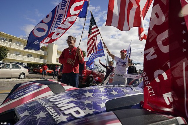 Người hâm mộ nhảy múa đón ông Trump về Florida - Ảnh 1.