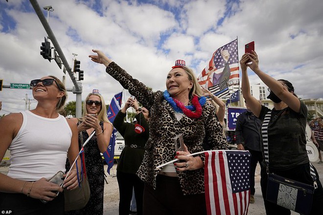 Người hâm mộ nhảy múa đón ông Trump về Florida - Ảnh 4.