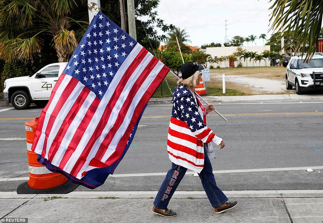 Người hâm mộ nhảy múa đón ông Trump về Florida - Ảnh 6.