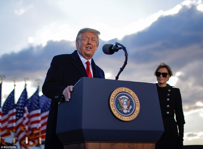 Người hâm mộ nhảy múa đón ông Trump về Florida - Ảnh 8.