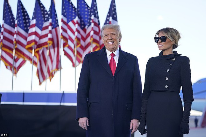 Người hâm mộ nhảy múa đón ông Trump về Florida - Ảnh 9.