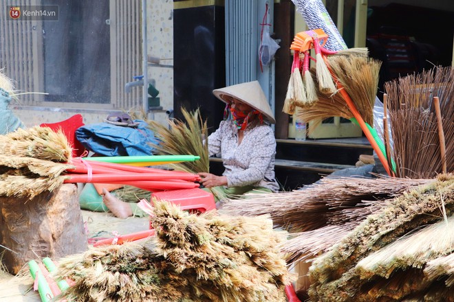Những ng&agrave;y bận rộn của x&oacute;m chổi đ&oacute;t duy nhất ở S&agrave;i G&ograve;n: Tết đến rồi ai cũng sắm sửa, cả năm trời c&oacute; được th&aacute;ng n&agrave;y th&ocirc;i - Ảnh 5.