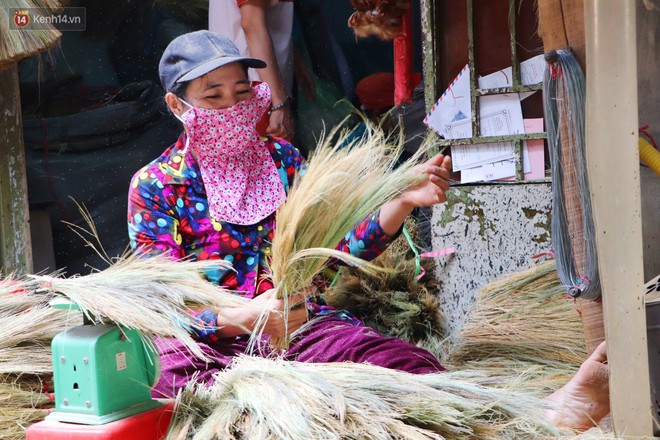 Những ng&agrave;y bận rộn của x&oacute;m chổi đ&oacute;t duy nhất ở S&agrave;i G&ograve;n: Tết đến rồi ai cũng sắm sửa, cả năm trời c&oacute; được th&aacute;ng n&agrave;y th&ocirc;i - Ảnh 10.
