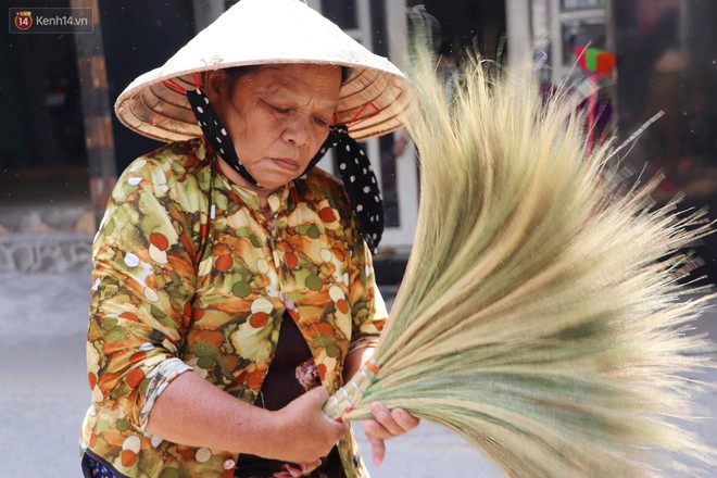 Những ng&agrave;y bận rộn của x&oacute;m chổi đ&oacute;t duy nhất ở S&agrave;i G&ograve;n: Tết đến rồi ai cũng sắm sửa, cả năm trời c&oacute; được th&aacute;ng n&agrave;y th&ocirc;i - Ảnh 3.
