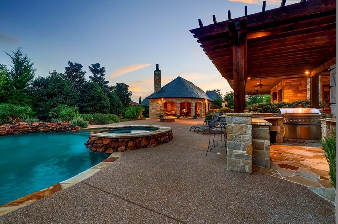 Selena Gomez's $2.7 million mansion: Outside like a 5-star resort, inside is as magnificent as a palace - Photo 3.