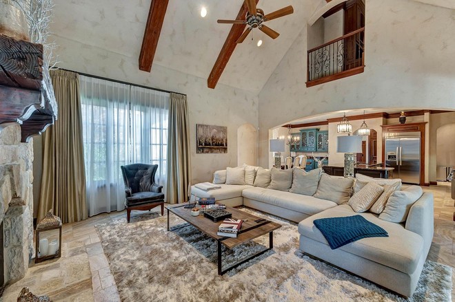 Căn biệt thự 2,7 triệu đ&ocirc; của Selena Gomez: B&ecirc;n ngo&agrave;i như resort 5 sao, b&ecirc;n trong nguy nga như cung điện - Ảnh 4.