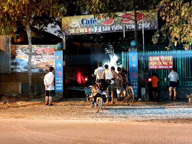 Thanh ni&ecirc;n &ocirc;m b&igrave;nh gas, can xăng la h&eacute;t doạ chết trong qu&aacute;n c&agrave; ph&ecirc; - Ảnh 2.
