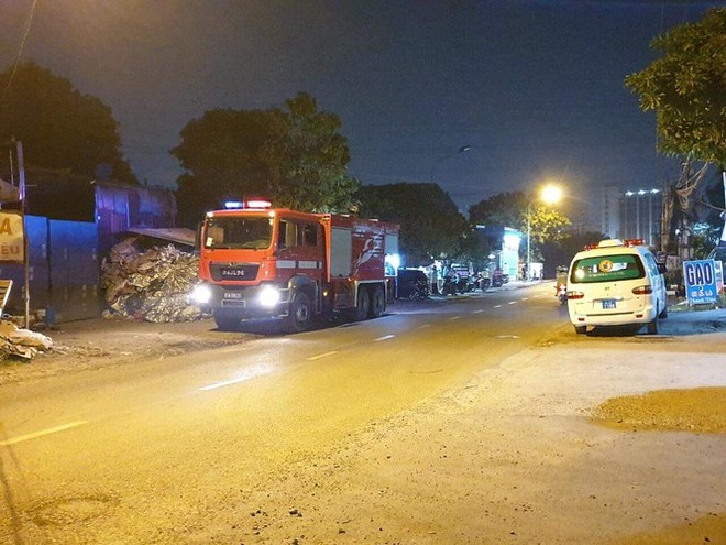 Thanh ni&ecirc;n &ocirc;m b&igrave;nh gas, can xăng la h&eacute;t doạ chết trong qu&aacute;n c&agrave; ph&ecirc; - Ảnh 3.