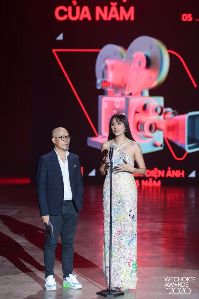 Minh Tú và Võ Hoàng Yến như người khổng lồ, biến dàn khách mời thành tí hon trên sân khấu WeChoice 2020 - Ảnh 7.
