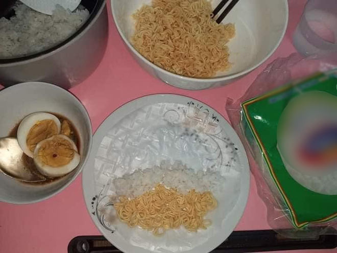 Cô gái phát minh ra kiểu ăn gỏi cuốn “sang chảnh” cho dịp cuối tháng, dân mạng bật cười khi nhìn vào nguyên liệu - Ảnh 3. Cô gái phát minh ra kiểu ăn gỏi cuốn “sang chảnh” cho dịp cuối tháng, dân mạng bật cười khi nhìn vào nguyên liệu - Ảnh 3.