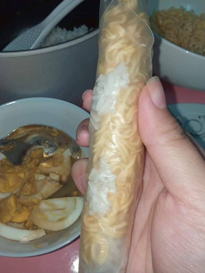 Cô gái phát minh ra kiểu ăn gỏi cuốn “sang chảnh” cho dịp cuối tháng, dân mạng bật cười khi nhìn vào nguyên liệu - Ảnh 1. Cô gái phát minh ra kiểu ăn gỏi cuốn “sang chảnh” cho dịp cuối tháng, dân mạng bật cười khi nhìn vào nguyên liệu - Ảnh 1.