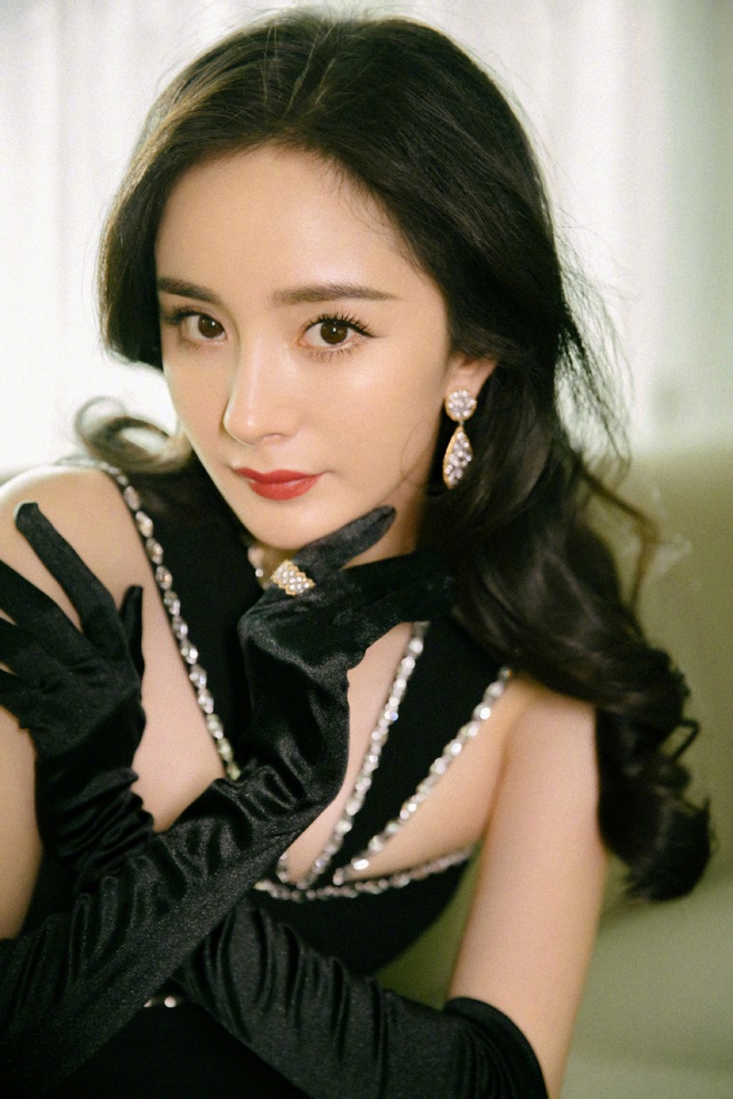 Giữa scandal kết hôn lần 2, Dương Mịch xúng xính khoe visual sexy đẳng cấp, bảo sao thiếu gia Cbiz mê mệt - Ảnh 3. Giữa scandal kết hôn lần 2, Dương Mịch xúng xính khoe visual sexy đẳng cấp, bảo sao thiếu gia Cbiz mê mệt - Ảnh 3.