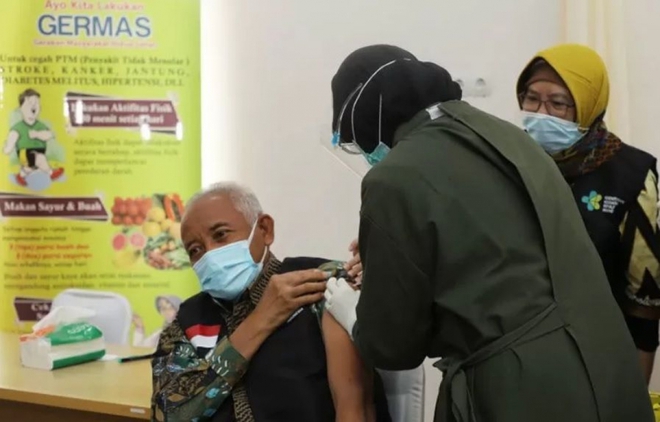 Quan chức Indonesia dương tính với virus SARS-CoV-2 sau khi tiêm vaccine - Ảnh 1.