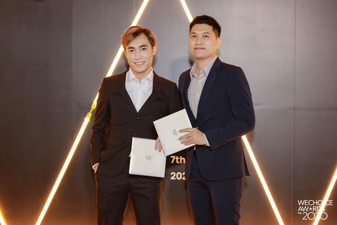 Đổ bộ thảm đỏ WeChoice Awards 2020, Levi sát cánh BLV Mạnh An, thần thái ngút ngàn! - Ảnh 1.