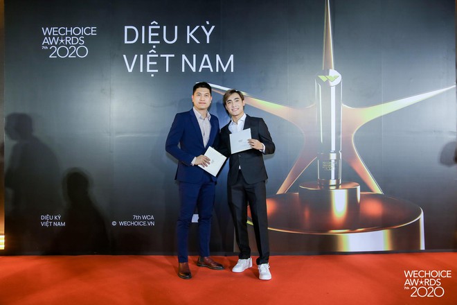 Đổ bộ thảm đỏ WeChoice Awards 2020, Levi sát cánh BLV Mạnh An, thần thái ngút ngàn! - Ảnh 3.