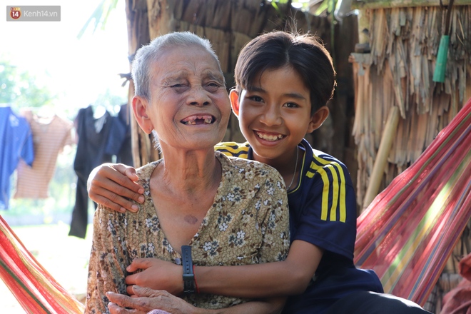 Bố mẹ bỏ rơi, bé trai 13 tuổi đi nhặt củi dừa, bán vé số nuôi bà nội mù lòa: &quot;Con ước được ăn no, không phải nhịn đói nữa&quot; - Ảnh 7.