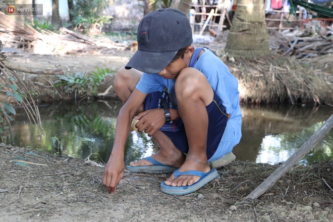 Bố mẹ bỏ rơi, bé trai 13 tuổi đi nhặt củi dừa, bán vé số nuôi bà nội mù lòa: &quot;Con ước được ăn no, không phải nhịn đói nữa&quot; - Ảnh 13.