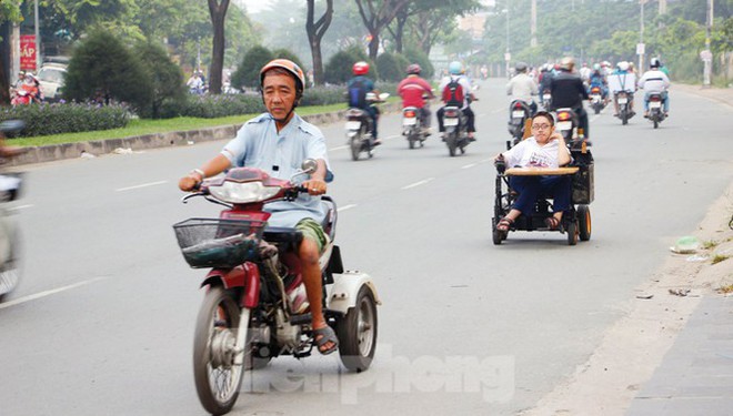 Tấm bằng đại học loại giỏi đổi bằng nước mắt của cha con nam sinh bại liệt - Ảnh 2.