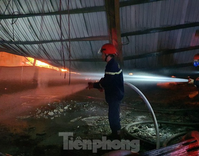 C&ocirc;ng nh&acirc;n bật kh&oacute;c khi c&ocirc;ng ty gỗ rộng 5.000m2 bị lửa nhấn ch&igrave;m - Ảnh 3.