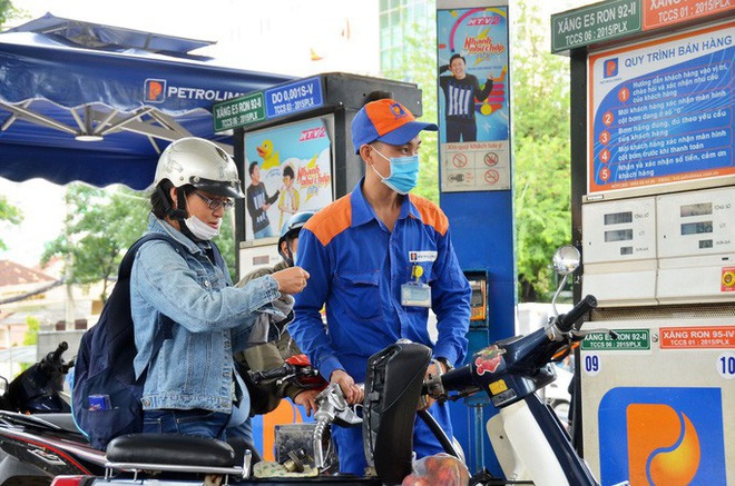 Xăng tăng gi&aacute; lần thứ 5 li&ecirc;n tiếp d&ugrave; chi đậm quỹ b&igrave;nh ổn - Ảnh 1.