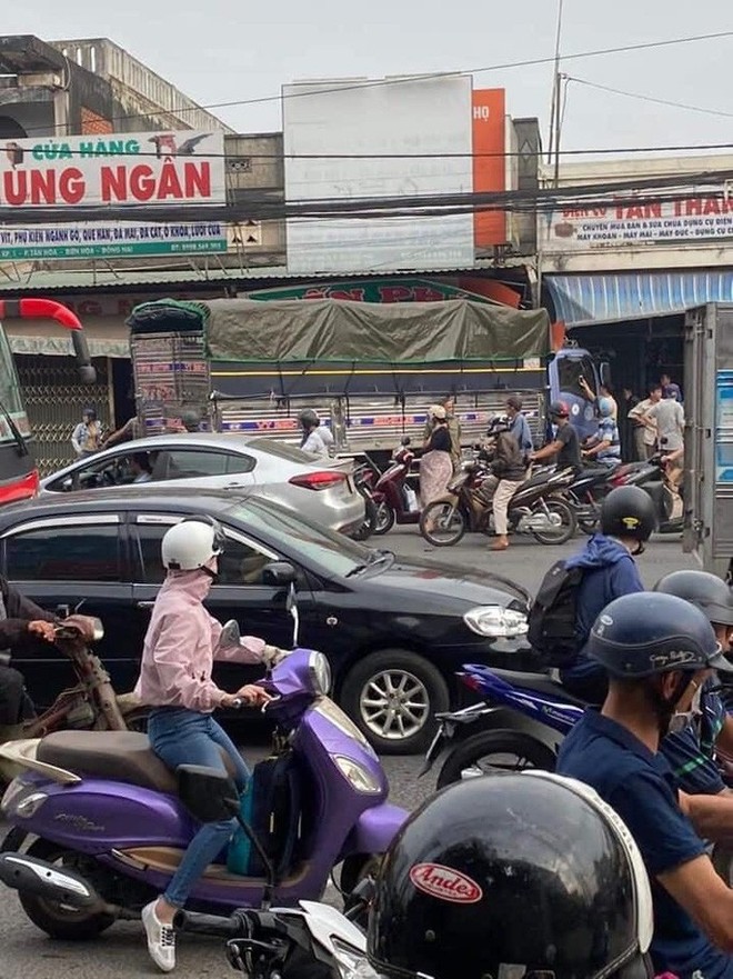 CLIP: Tai nạn kinh hoàng ở Biên Hòa, người và xe nằm la liệt - Ảnh 8.