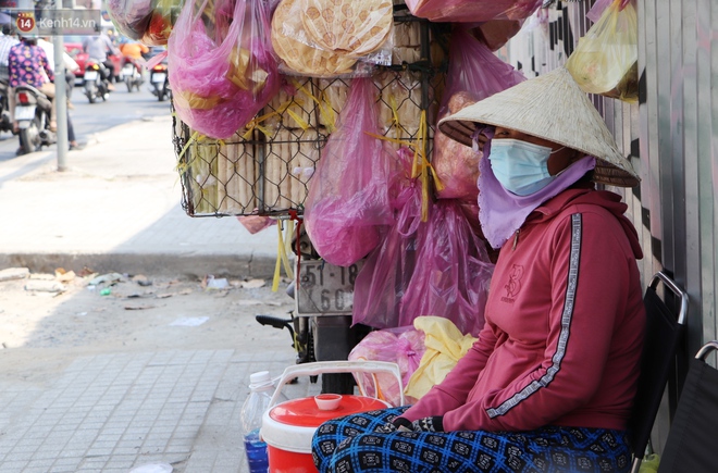 Gặp người cha khùng mặc áo dài nhảy múa trên đường phố Sài Gòn nuôi 3 đứa con ăn học: Mình có lường gạt ai đâu mà phải xấu hổ - Ảnh 4.