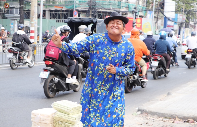 Gặp người cha khùng mặc áo dài nhảy múa trên đường phố Sài Gòn nuôi 3 đứa con ăn học: Mình có lường gạt ai đâu mà phải xấu hổ - Ảnh 1.
